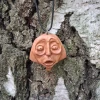 Zadziwienie - Ręcznie rzeźbiona drewniana zawieszka / Wonder - Hand-carved wooden pendant